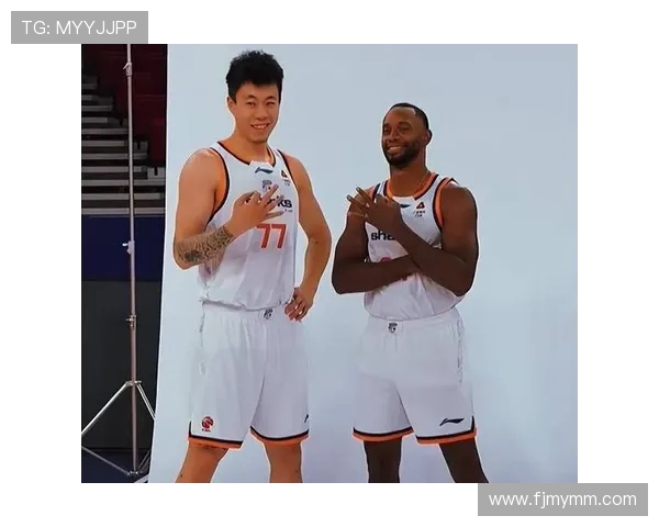 天津男篮与上海男篮激战正酣谁能在这场对决中笑到最后